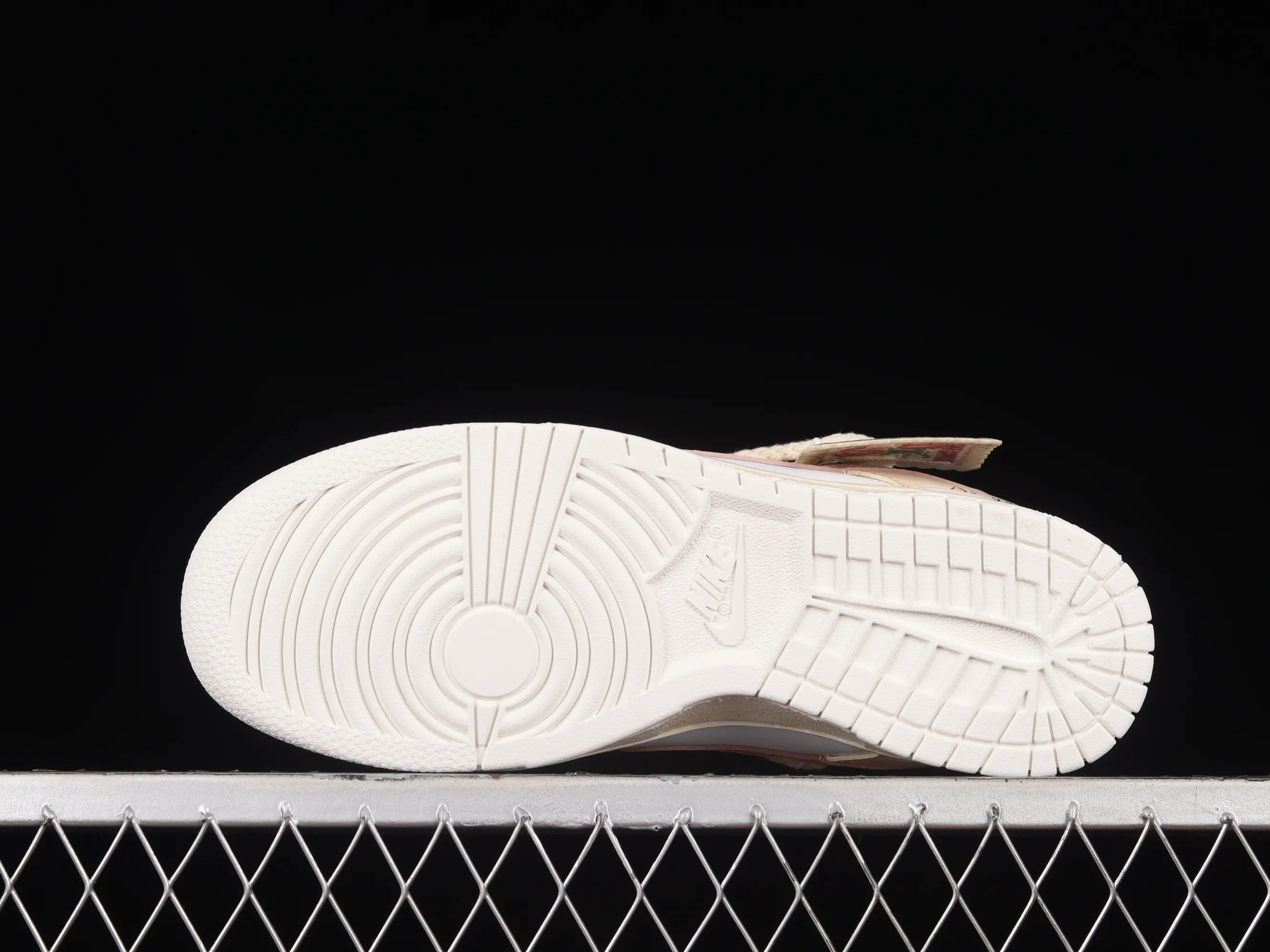 All categories Nk SB Dunk series Nk SB Dunk Low low-top sneakers Nk Dunk Low ESS customized version Vibe style distressed oxidation deconstructed rose cloth patch low-top casual sneakers DH9765-100